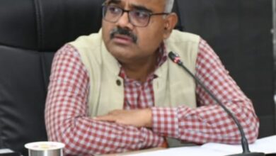 Photo of देवरिया: जिलाधिकारी ने पांच अधिकारियों का रोका वेतन, जानें क्या कहा…