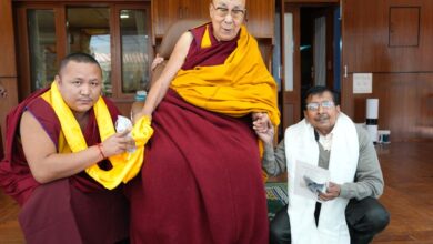 Photo of कुशीनगर: बौद्ध धर्मगुरु दलाई लामा ने तिब्बती मंदिर के कर्मचारी को किया सम्मानित