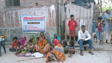 Photo of कुशीनगर: न्याय मिलने से परेशान महिलाओं ने अपने घर के बाहर शुरू किया अनशन, जानें पूरा मामला