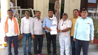 Photo of झांसी में प्रधान संगठन ने जिलाधिकारी को सौंपा ज्ञापन, गोवंशो को लेकर की यह बड़ी मांग