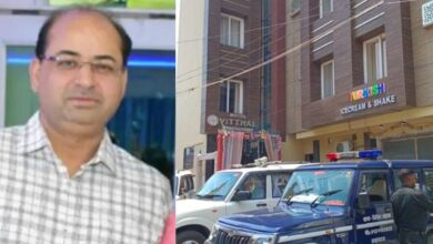 Photo of प्रयागराज: होटल में फंदे से लटकता मिला डिप्टी सीएमओ का शव, अधिकारियों ने जताई हत्या की आशंका