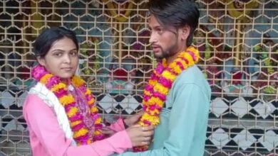 Photo of ये इश्क है जनाब! परीक्ष छोड़ सीधे थाने पहुंची छात्रा, फिर प्रेमी संग मंदिर में रचाई शादी, बोली- मैं अपनी मर्जी से कर रही हूं