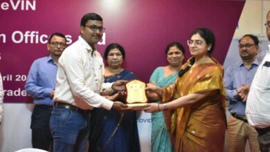 Photo of वैक्सीन के बेहतर मैनेजमेंट के लिए सम्मानित हुए डॉ. एसके मिश्रा व प्रवीण उपाध्याय
