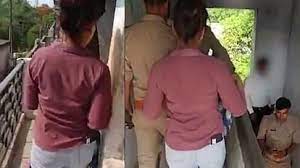 Photo of कानपुर में महिला सिपाही अधिवक्ता के साथ सरकारी क्वार्टर में मना रही थी रंगरलिया, फिर अचानक पहुंची पीआरवी वैन..फिर हुआ हाईवोल्टेज ड्रामा