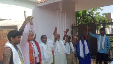 Photo of गाजीपुर : प्रवासी मजदूर मोर्चा के राष्ट्रीय अध्यक्ष ने कामगारों को किया सम्मानित