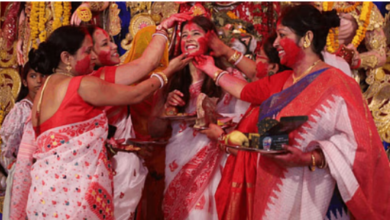 Photo of दिल्ली में महिलाओं ने विजयादशमी पर दूर्गा पूजा की धूम पर मनाया सिंदूर खेला उत्सव