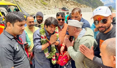 Photo of बदरीनाथ धाम पहुंचे पंडित धीरेंद्र शास्त्री, पूजा-अर्चना कर लिया बदरी विशाल का आशीर्वाद