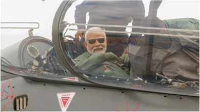 Photo of प्रधानमंत्री मोदी ने तेजस लड़ाकू विमान में भरी उड़ान,को-पायलट के तौर पर आए नजर..