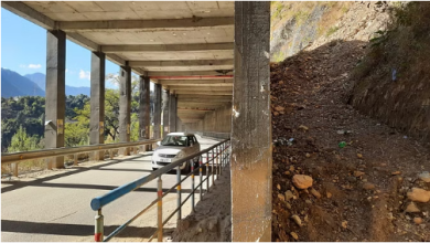 Photo of गंगोत्री हाईवे पर लापरवाही…ओपन टनल के पीछे लगातार हो रहा भूस्खलन