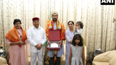 Photo of कर्नाटक के राज्यपाल ने रामलला की मूर्ति बनाने के लिए मूर्तिकार को सम्मानित किया!