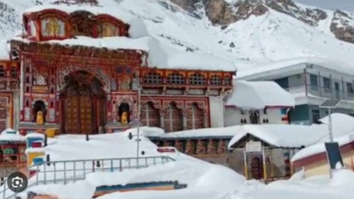 Photo of बदरीनाथ में चार दिन से हो रही बर्फबारी, जमी पांच फीट तक बर्फ