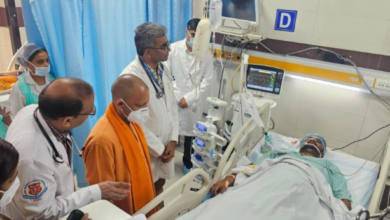 Photo of सड़क हादसे में घायलों को देखने केजीएमयू पहुंचे सीएम योगी