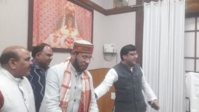 Photo of राज्यसभा चुनाव की वोटिंग के बीच मुख्यमंत्री योगी से मिले सपा के पांच विधायक