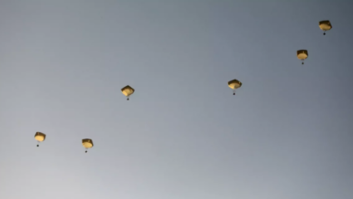 Photo of अमेरिकी सैन्य विमानों ने गाजा में पहली बार गिराए भोजन के हजारों पैकेट