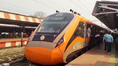 Photo of महादेव की काशी से राम नगरी अयोध्या के लिए रवाना हुई वंदे भारत