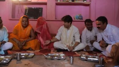 Photo of आदिवासी चौपाल में पहुंचे सिंधिया, सुनाई बैलगाड़ी चलाने की कहानी