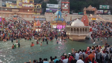 Photo of गंगा स्नान को हरिद्वार में उमड़ा आस्था का सैलाब…