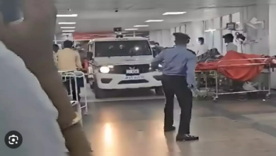 Photo of ऋषिकेश AIIMS के जनरल वार्ड के अंदर पहुंची पुलिस की गाड़ी