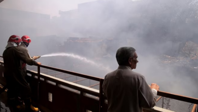 Photo of चांदनी चौक में तेजी से फैली आग, एसी के धमाकों ने बढ़ाई दहशत