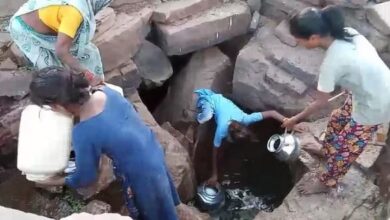 Photo of जंगल की झिरिया के पानी से प्यास बुझा रहे देवतरा गांव के ग्रामीण