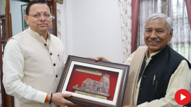 Photo of सीएम धामी से मिले गढ़रत्न नरेंद्र सिंह नेगी, सांस्कृतिक और लोककला के विषयों पर की चर्चा…