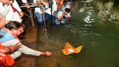 Photo of ‘गंगा दीपोत्सव’ में 3 लाख से अधिक दीपों से जगमग हुए घाट, सीएम धामी ने भी जलाए दीए!