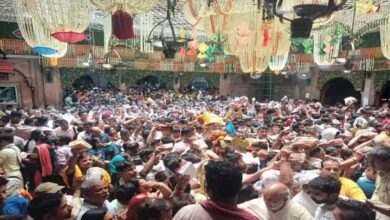 Photo of बांके बिहारी मंदिर में इस कदर उमड़ी भीड़, तीन महिलाएं बेहोश