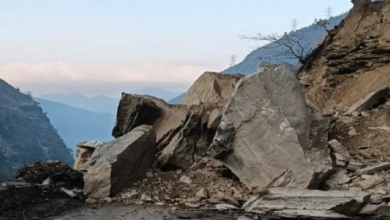 Photo of कैलाश मानसरोवर यात्रा मार्ग में टूटकर गिरा पहाड़, आवाजाही ठप, फंसी गाड़ियां