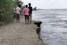 Photo of  बेतिया में गंडक नदी का कहर, सैकड़ों लोग बेघर, ग्रामीण खुद तोड़ रहे घर