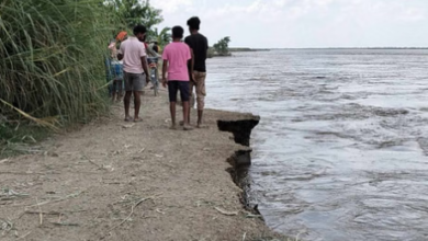 Photo of  बेतिया में गंडक नदी का कहर, सैकड़ों लोग बेघर, ग्रामीण खुद तोड़ रहे घर