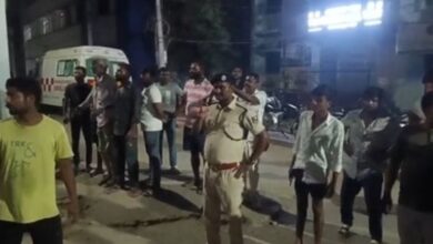 Photo of दुकानदार से कहासुनी के बाद फायरिंग, दो युवक घायल, इलाके में तनाव