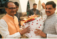 Photo of भोपाल में सीएम आवास पहुंचे शिवराज सिंह, डॉ. मोहन यादव ने किया पुष्पगुच्छ से स्वागत