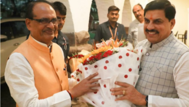 Photo of भोपाल में सीएम आवास पहुंचे शिवराज सिंह, डॉ. मोहन यादव ने किया पुष्पगुच्छ से स्वागत