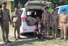 Photo of कार पर रेलवे का बोर्ड लगा दौड़ा रहा था तस्करी की गाड़ी