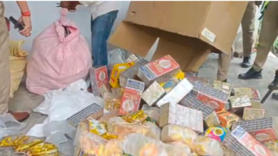 Photo of अवैध पटाखा निर्माण का भंडाफोड़, तलघर से 8 कट्टों में भरे देसी पटाखे बरामद