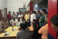 Photo of चौकी प्रभारी पर गंभीर आरोप लगा कर भाजपा ब्लाक प्रमुख चौकी में धरने पर बैठे