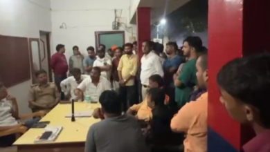Photo of चौकी प्रभारी पर गंभीर आरोप लगा कर भाजपा ब्लाक प्रमुख चौकी में धरने पर बैठे
