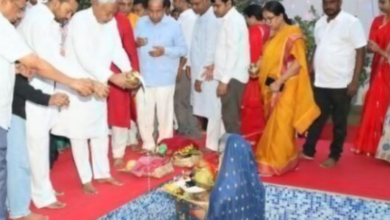 Photo of सीएम नीतीश ने भगवान सूर्य को दिया अर्घ्य, बिहार के घाटों पर उमड़ी भीड़