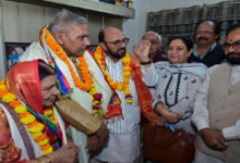 Photo of यूपी: कैबिनेट मंत्री ने दीप्ति शर्मा के माता-पिता का किया सम्मान