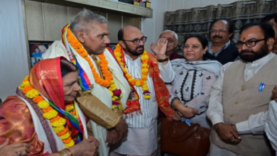 Photo of यूपी: कैबिनेट मंत्री ने दीप्ति शर्मा के माता-पिता का किया सम्मान