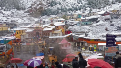 Photo of बदरीनाथ धाम में हुई बर्फबारी, चारों तरफ बिछी सफेद चादर