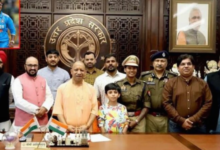 Photo of खाकी वर्दी में सीएम योगी से मिलने पहुंचीं DSP दीप्ति शर्मा