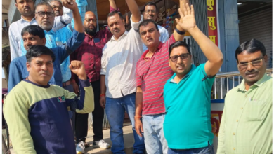 Photo of बढ़ते अपराध से धनबाद के व्यापारी दहशत में, काला बिल्ला लगाकर सुरक्षा के लिए सड़क पर उतरे