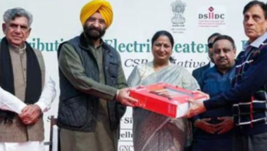 Photo of दिल्ली: सीएम रेखा ने सोसायटी के गार्डों को 10 हजार इलेक्ट्रिक हीटर दिए
