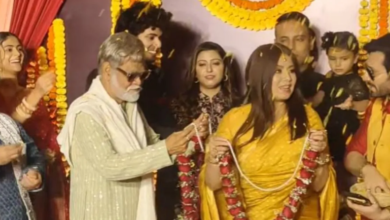 Photo of 52 साल की महिमा चौधरी ने 62 साल के दूल्हे को पहनाई वरमाला