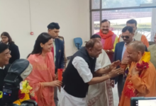 Photo of एयरपोर्ट पर सीएम योगी के पैर छूने को दौड़े मंत्री और विधायक