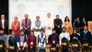 Photo of सीएम धामी ने उत्तराखंड बोर्ड परीक्षा –2025 टॉपर छात्र–छात्राओं को हरी झंडी दिखाकर किया रवाना