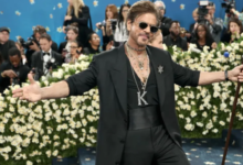 Photo of NYT 2025 की मोस्ट स्टाइलिश सितारों की लिस्ट में शाह रुख खान का नाम शामिल