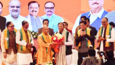 Photo of पंकज चौधरी ने छुए सीएम योगी के पैर, दिखी दूरी की अटकलों को विराम देने की कोशिश