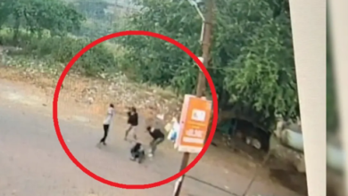 Photo of महाराष्ट्र में शिवसेना पार्षद के पति की दिनदहाड़े हत्या, बीच सड़क पर तलवार और कुल्हाड़ियों किए वार